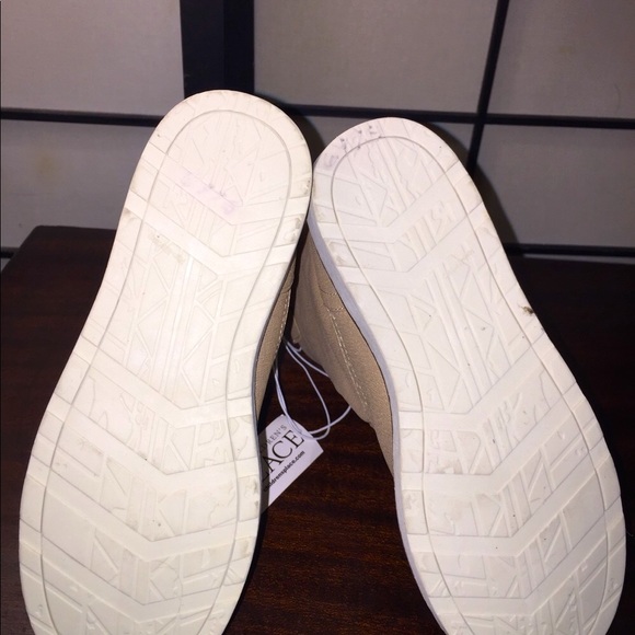 Children's Place Winter Boots & Fashion Gold Glistening Fleece lined NWT sz 2 - Picture 14 of 16